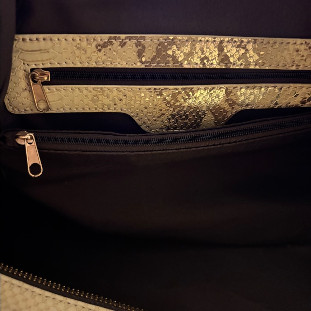 New Without Tags Simply Southern Tan Snake Print Weekender Bag 20” Long 10” Wide - Picture 5 of 9